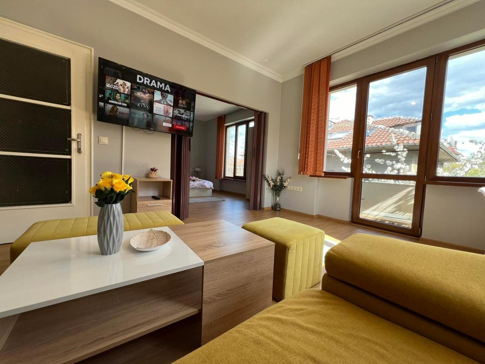 Rio Sunny 2bdr Near Ndk - Metro - Non-stop Paid Public Parking *