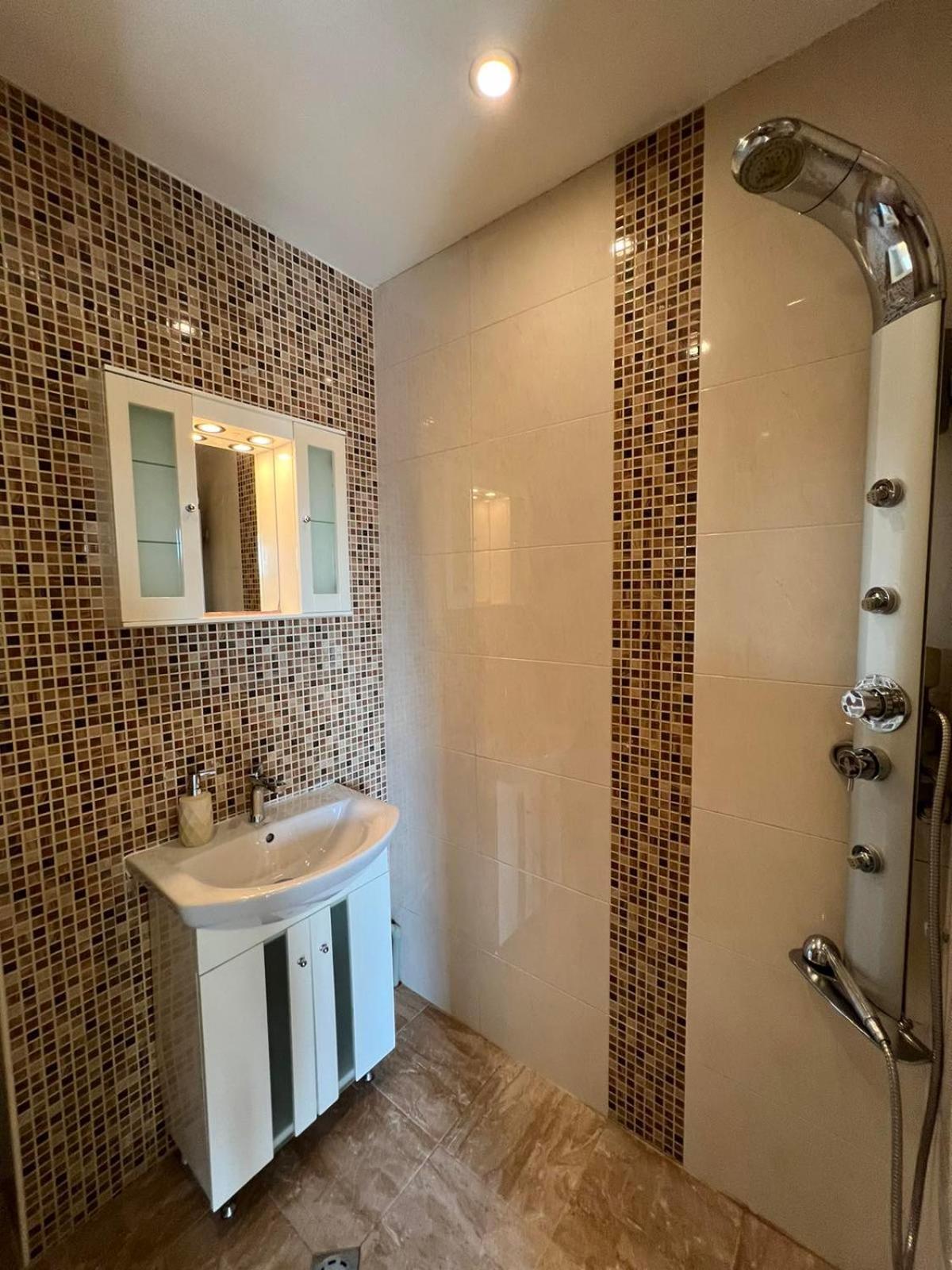 Rio Sunny 2bdr Near Ndk - Metro - Non-stop Paid Public Parking *