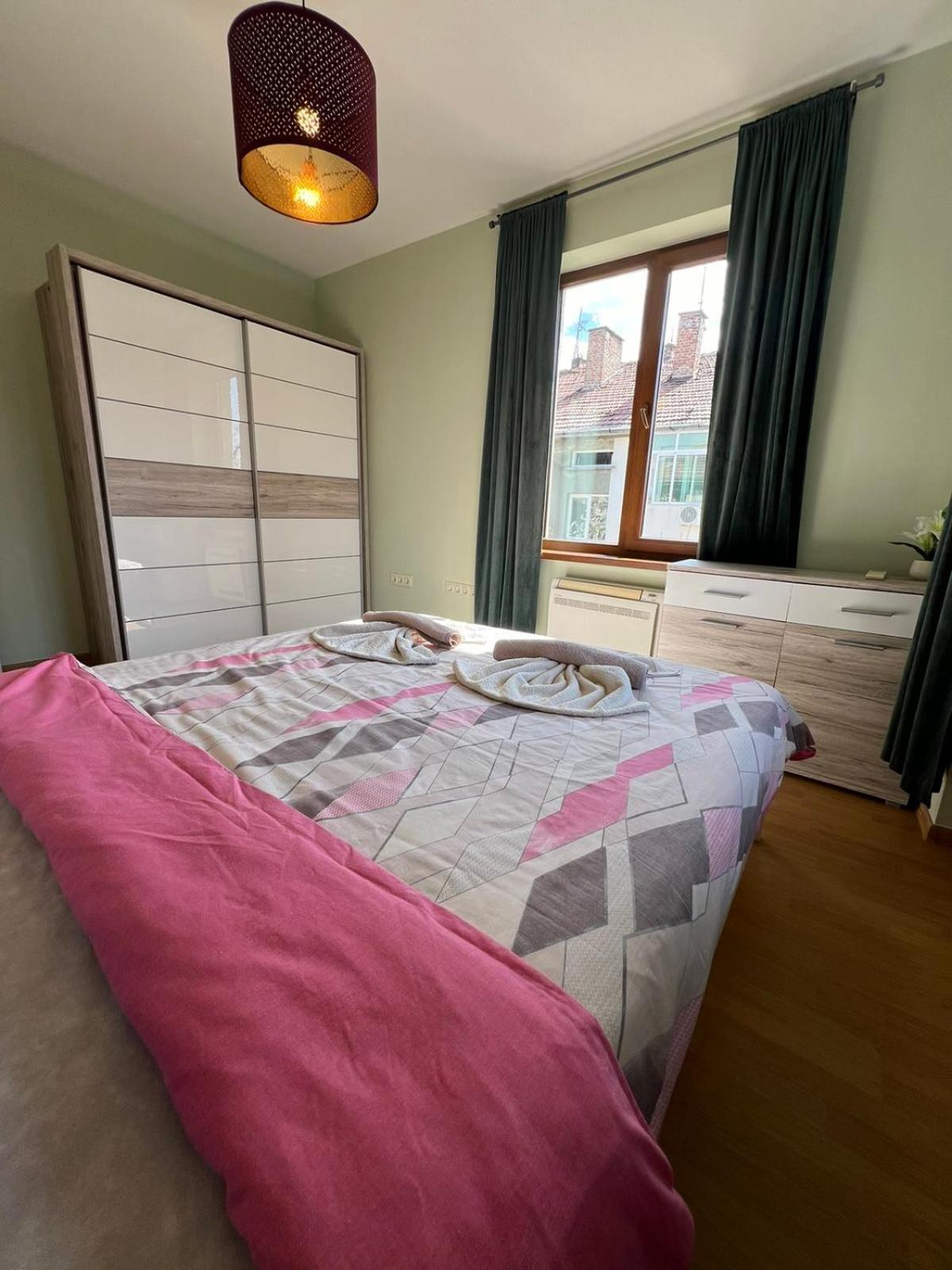 Rio Sunny 2bdr Near Ndk - Metro - Non-stop Paid Public Parking *